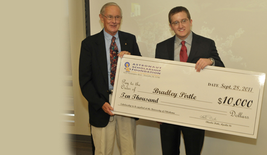 Hall of Fame Astronaut Delivers Award to OU ECE Student Bradley Pirtle